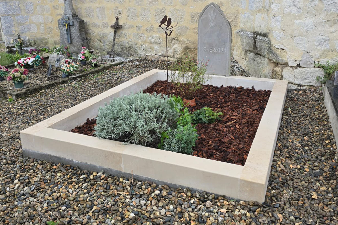 Monument funéraire en pierre blanche